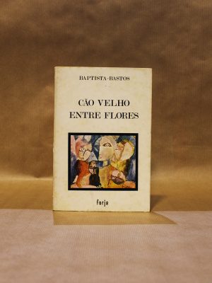 cao-velho-entre-flores