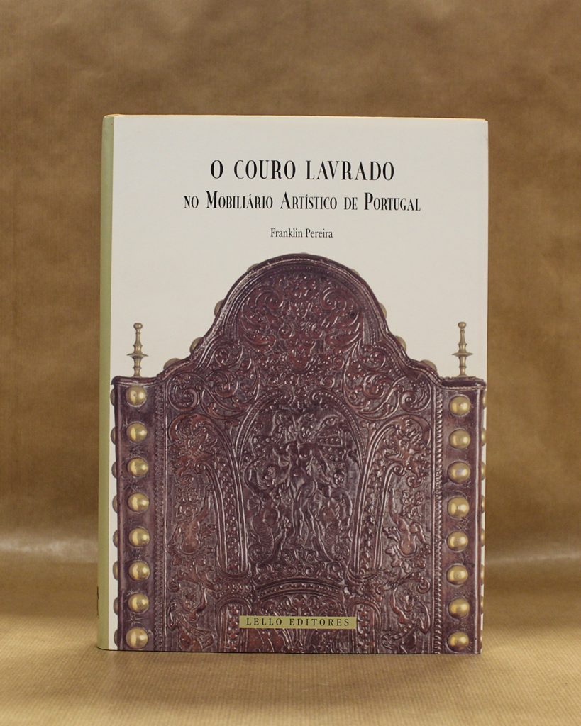 VENDIDO - O Couro Lavrado no Mobiliário Artístico em Portugal