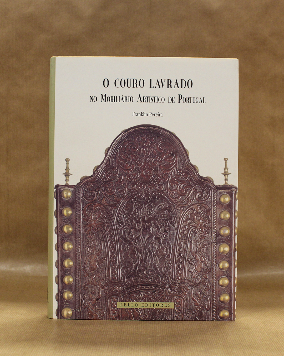 VENDIDO - O Couro Lavrado no Mobiliário Artístico em Portugal